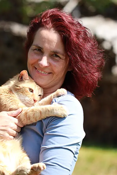 Katze im Glück - Pamela Simon mit rotem Kater